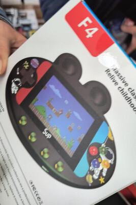 Носталгично Гейминг Изживяване с Игровата Конзола SUP F4